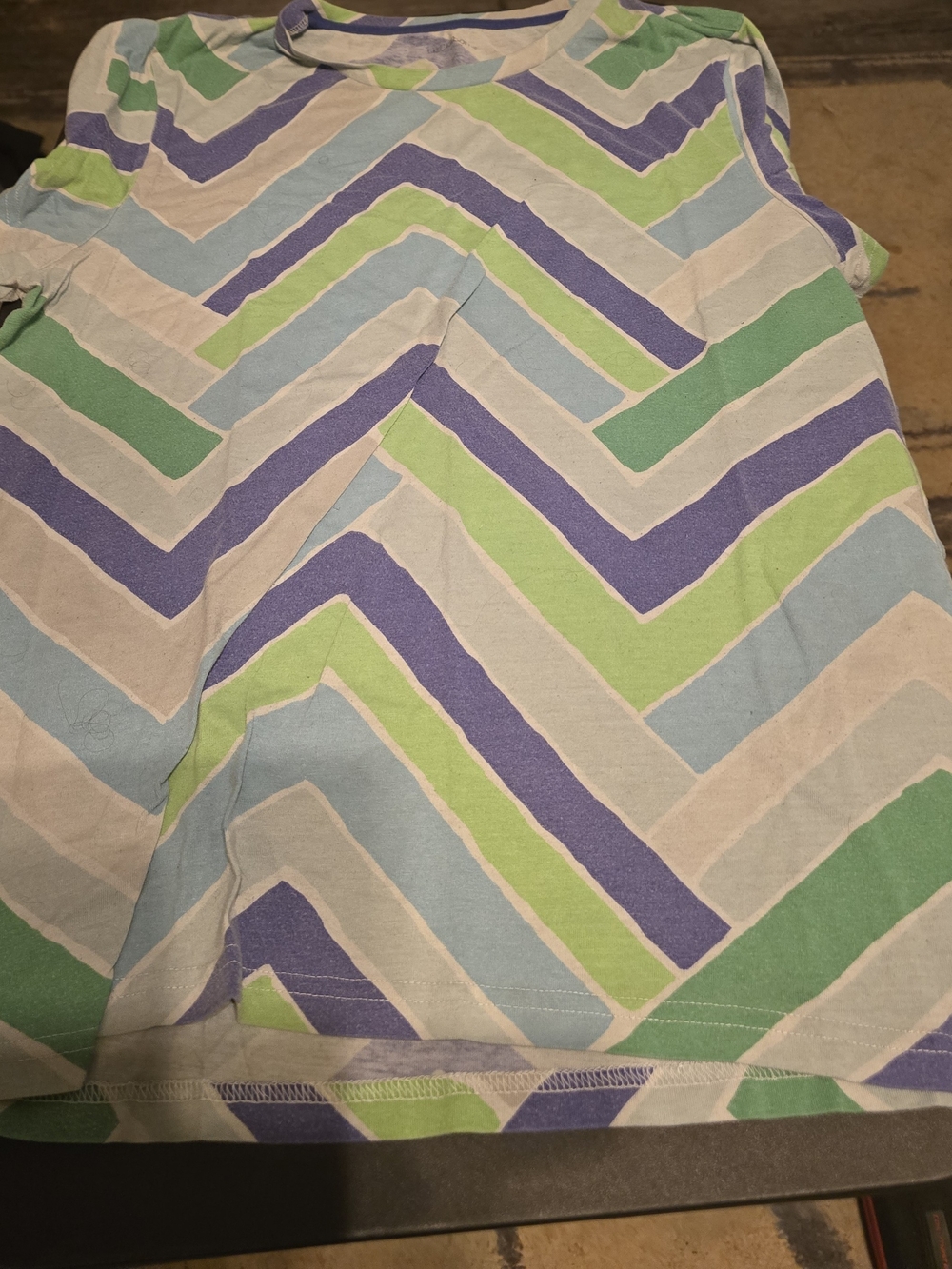 Liz Claiborne Chevron Short Sleeve Tee in Green, Blue, Purple, White